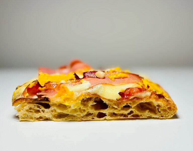 Feliată pizza cu bacon și brânză topită.