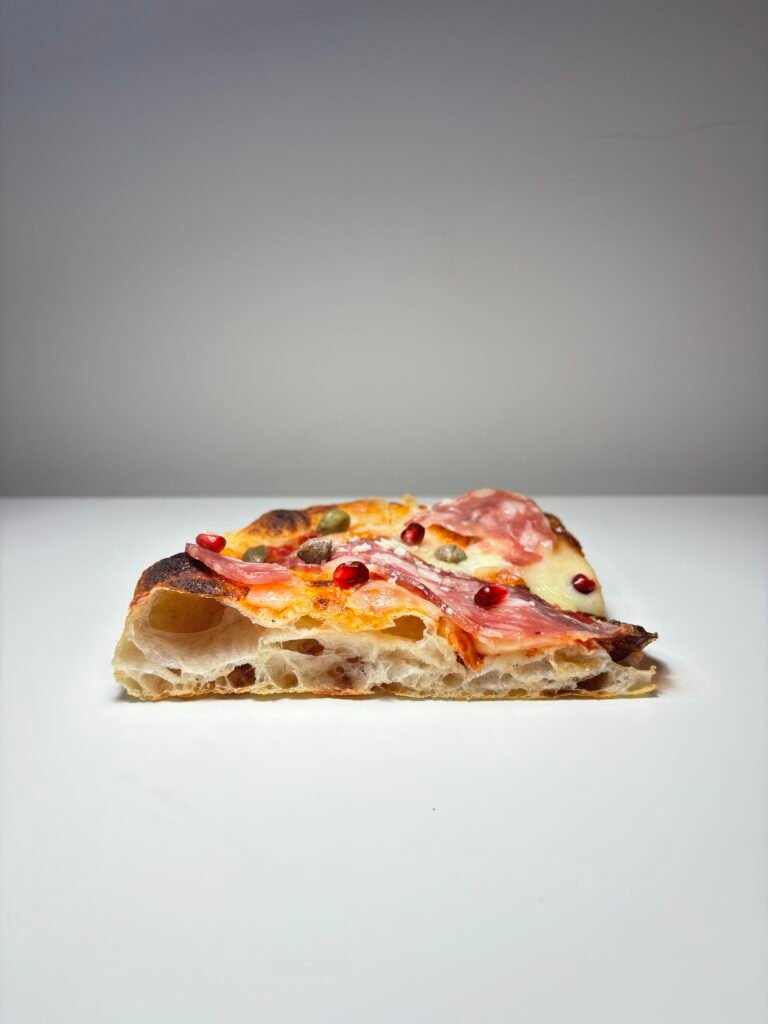 Feliă pizza cu salam și rodie.