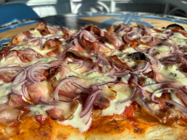 Pizza cu bacon și ceapă roșie, proaspăt coaptă.